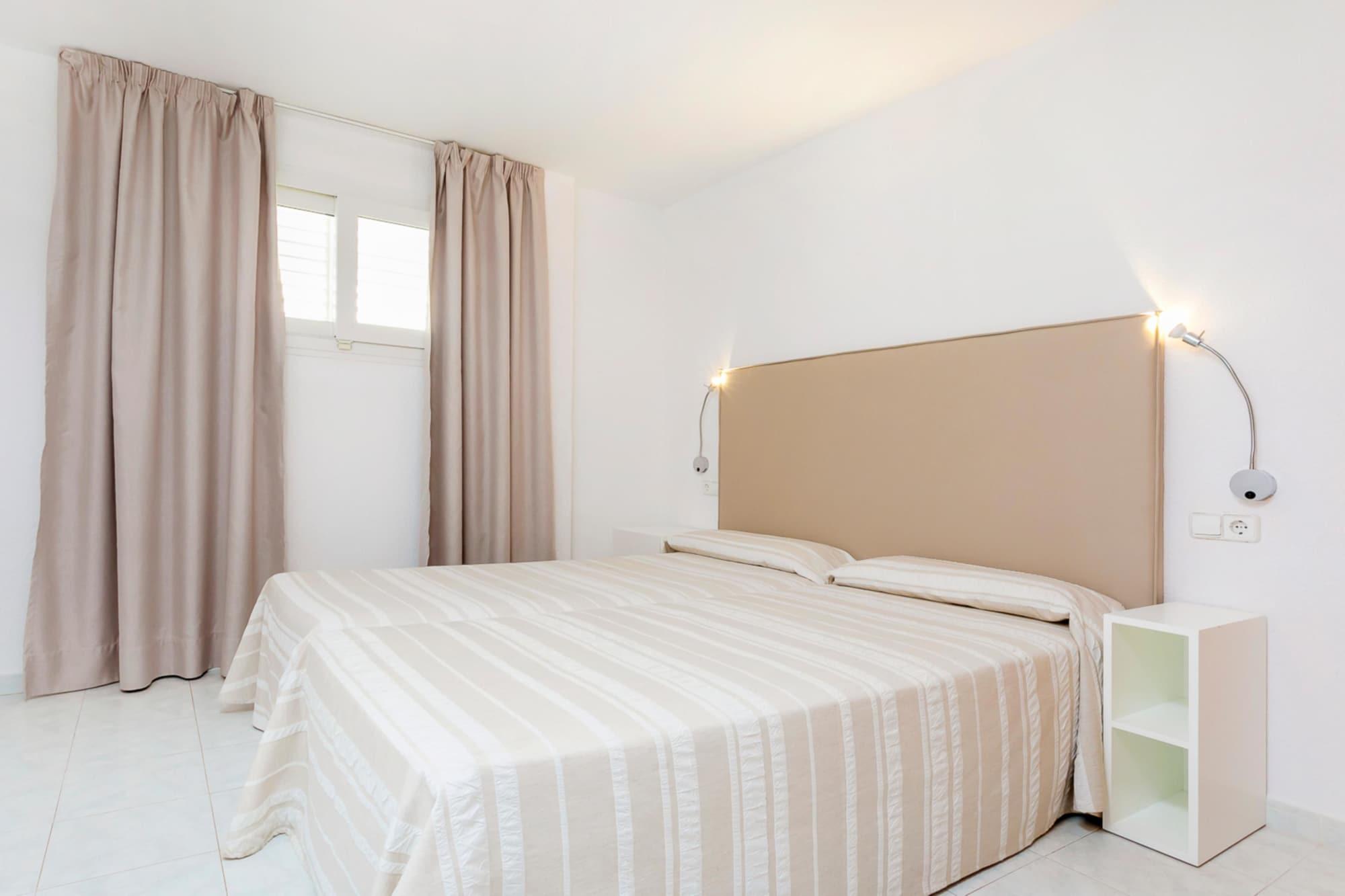 Aparthotel Duquesa Playa Santa Eularia des Riu Bagian luar foto