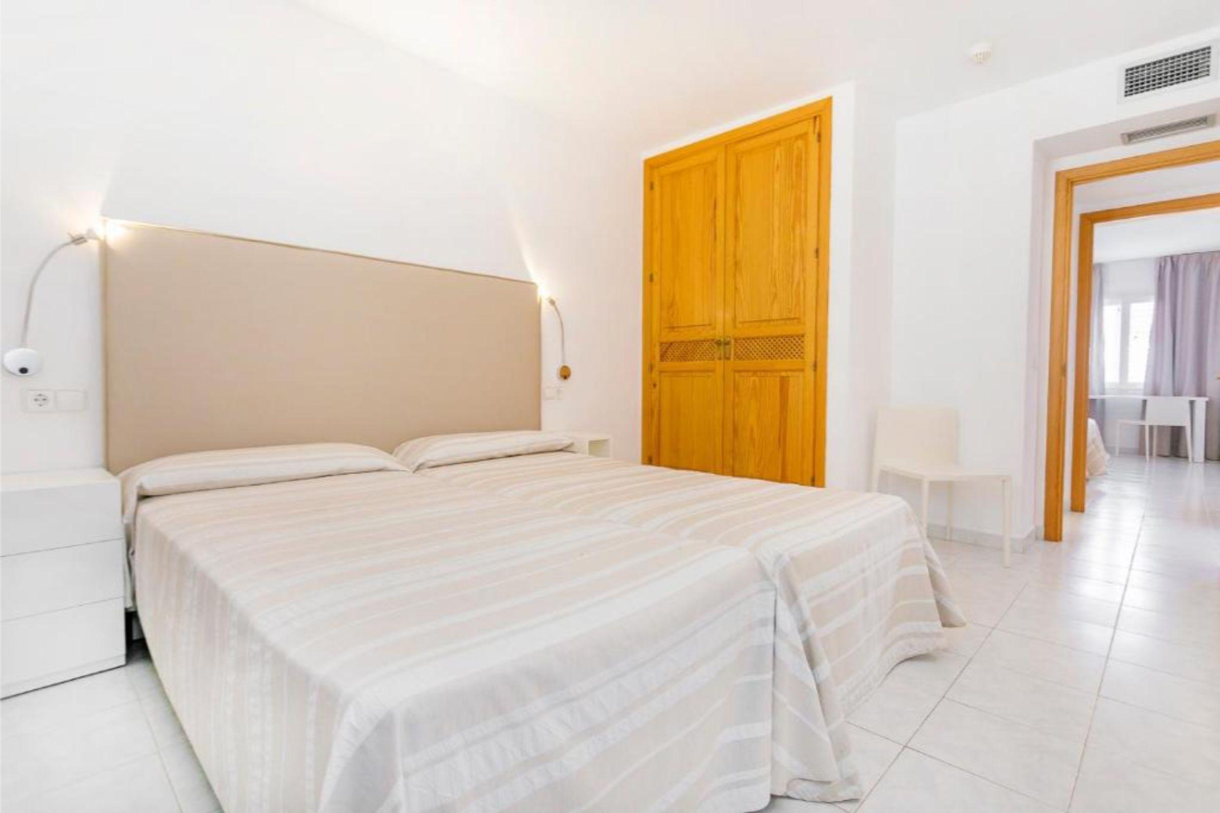 Aparthotel Duquesa Playa Santa Eularia des Riu Bagian luar foto