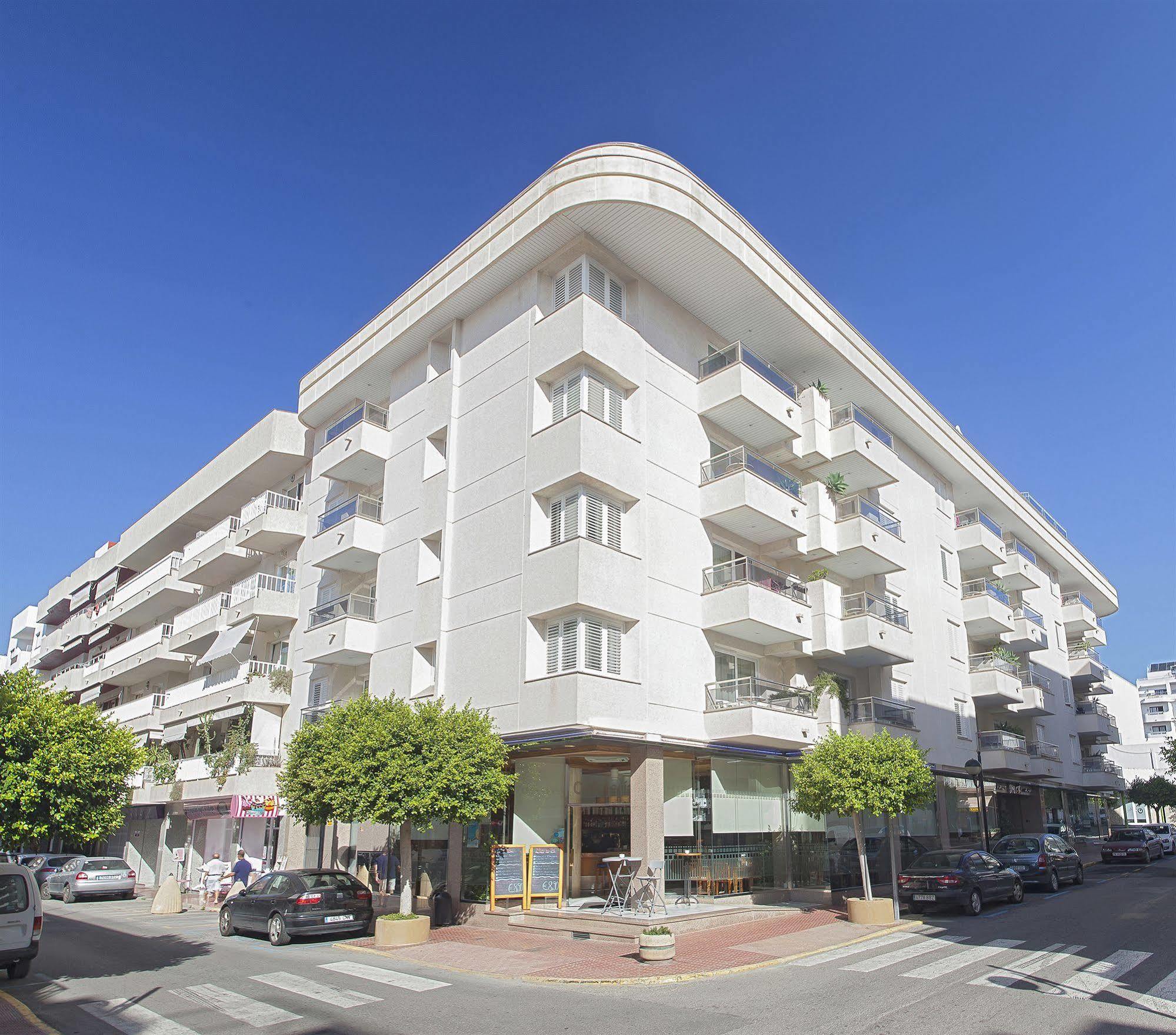 Aparthotel Duquesa Playa Santa Eularia des Riu Bagian luar foto